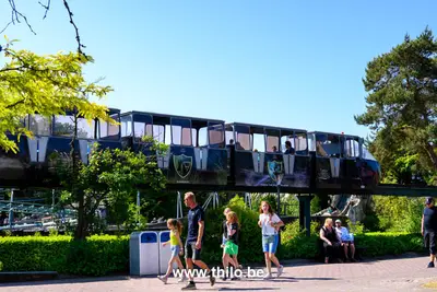 Gezinsuitstap naar Bobbejaanland: blije kinderen in het pretpark