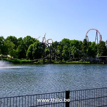 Panoramisch zicht op het centrale meer met fontein in Bobbejaanland.