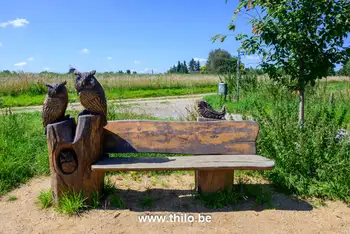 Houten kunstwerk van Melanie Kuypers langs het wandelpad bij de Niers