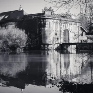 Historisch fort in 's-Gravenwezel met brede gracht en natuur