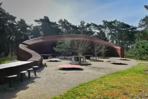 Het monumentale House of Nature van Will Beckers als toegang tot de Lommelse Sahara.