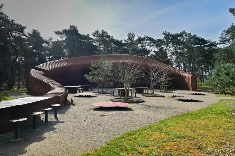 Het monumentale House of Nature van Will Beckers als toegang tot de Lommelse Sahara.