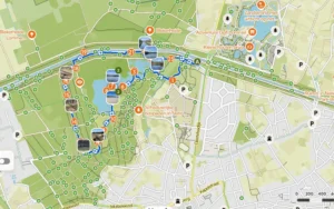 Navigeren met de Komoot wandelapp tijdens een natuurwandeling in het bos